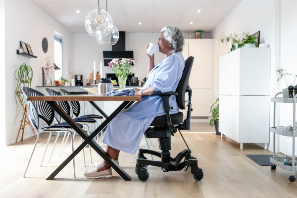 velachair-700e-drinking-coffee-dinnertable_id003-1